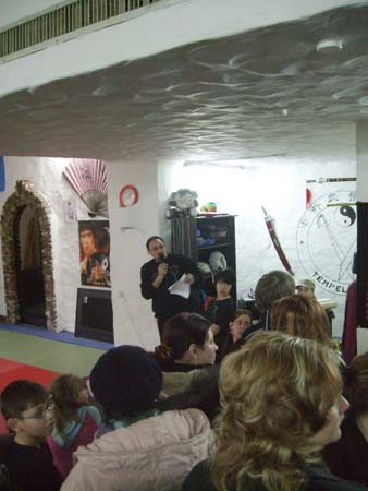 0.4 Juan moderiert souverän