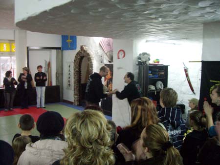 0.8 Auch Carsten Rosenhahn, dem wir viel zu verdanken haben, erhielt eine Ehrung und bekommt seinen 3. Dan verliehen. Herzlichen Glückwunsch