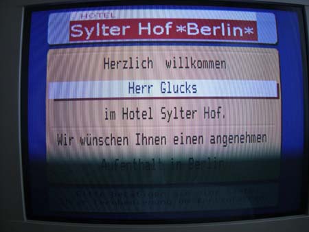 0.0.0.8 Ankunft im 3 Sterne Hotel... Naja, wer uns kennt, der weiß ja, wir sind unterwegs und brauchen nur 'nen Platz zum schlafen, zur Not auch im Auto (wie damals in Paris)