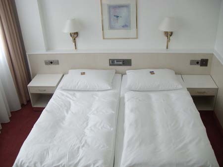 0.0.1.0 Da schlafen wir, wenn es dazu überhaupt kommt. Schließlich fährt man ja nicht wech um zu schlafen... Alex links, Manuel rechts. In der Nacht wird getauscht