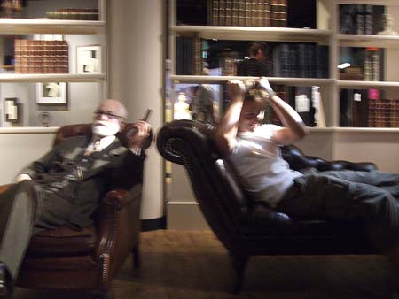 0.0.1.7 Alex liegt auf der Couch bei Sigmund Freud