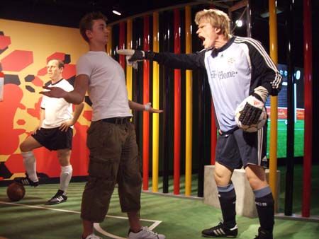 0.0.1.9 Alex und Mr. Kahn