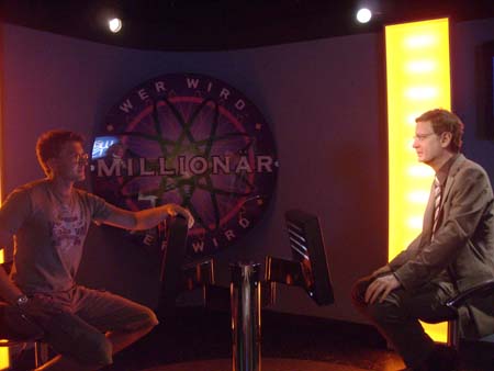 0.0.2.1 Manuel sitzt bei Mr. Jauch. Hier konnte man Wer wird Millionär auch am Monitor spielen