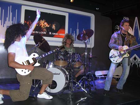 0.0.2.4 Alex an der E-Gitarre und Manuel am Schlagzeug. Beide mit Rocker-Perrücke. Ach ja, ganz rechts, der Peter Maffay