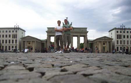 0.0.2.8 Der Alex und der Manuel am Brandenburger Tor... Jetzt kommt Jungs, stellt euch mal in Pose
