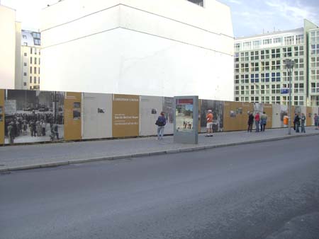 0.0.4.2 Hier lang gehts zum bekannten damaligen Grenzübergang Checkpoint Charly