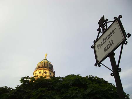 0.0.4.5 Vom Checkpoint Charly aus sind wir quer durch die Stadt und auch Einkaufspassagen zum Gendarmen Markt gelaufen