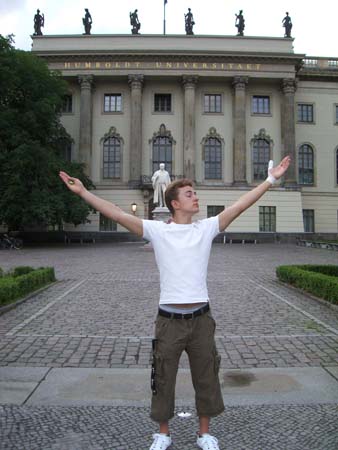 0.0.4.8 Alex vor der Humboldt Universität