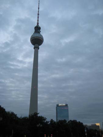 0.0.5.5 Der bekannte Fernsehturm und im Hintergrund das Park Inn Hotel. DAS HOTEL, WO WIR MORGEN AUSSEN RUNTER LAUFEN AAAAHHHHHhhh...