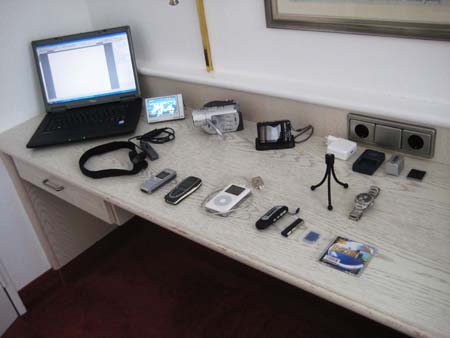 0.0.6.5 Hier ein kleiner Auszug unserer High Tech Ausrüstung... Vom Laptop über Kofpamera, diverse Kleinkameras, Videokameras, und noch gaaanz viel mehr