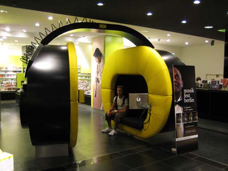 0.0.6.6 Hier sind wir am frühen Morgen im KaDeWe. Hier seht ihr Alex in den Kopfhörern. Ah ja.