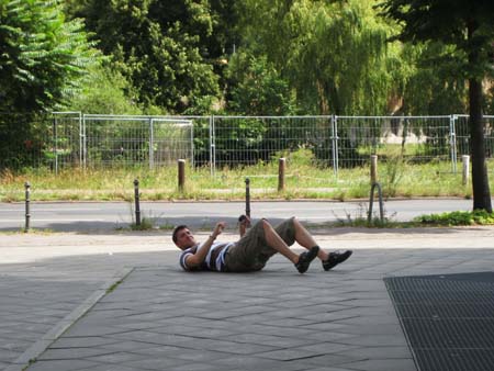 0.0.6.9 Alex photografiert Manuel, wie er gerade...