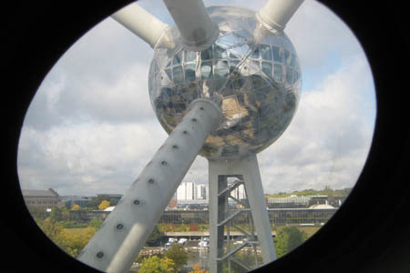 0.2.3 Blick aus einem der vielen Bullaugen... Hier sieht man noch ein Teil des damaligen Expo Geländes