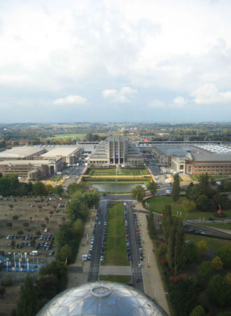 0.2.4 Hier sind wir fast ganz oben. Das Atomium ist das Wahrzeichen Brüssels und wurde zur Expo 1958 errichtet