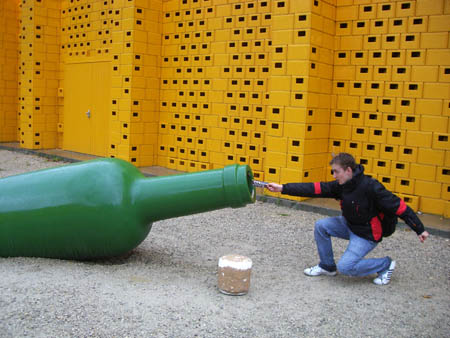 0.2.9 Schon sind wir da. Deckel von Flasche öffnen und Alex steckt seine Wünsche ein
