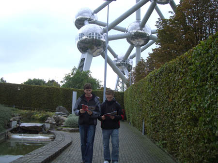 0.3.1 Hier sind wir nun im Miniaturland (Mini Europe). Im Hintergrund das Atomium, von wo wir gerade herkommen