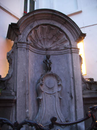 0.4.1 Nur 300m vom Grand Place befindet sich der legendäre Brunnen mit dem Manneken Piss