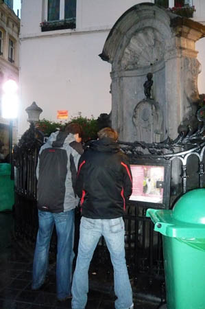 0.4.2 Ah ja... drei Manneken Piss'... Mensch, Alex, Mensch Manuel, Hose hoch!!!