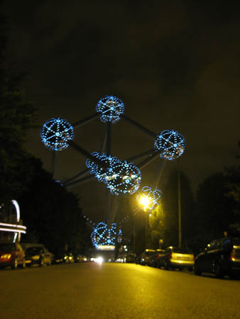 0.4.6 Zum Abschluß fuhren wir in der Nacht noch einmal zum Atomium. Nun war es fantastisch beleuchtet