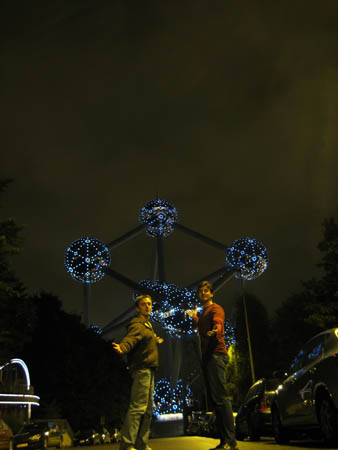 0.4.8 Unser ultimatives Abschlußbild Alex und Manuel vor dem Atomium mitten in der Nacht