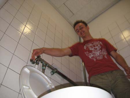 0.0.5 Der Alex auf Toilette. Ah ja