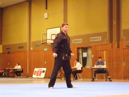 0.4.7 Was für ein stählerner und harter und böser Gesichtsausdruck... Naja, Austrahlung ist ein Muß! Manuel erkämpft sich den dritten Platz. Yeah!