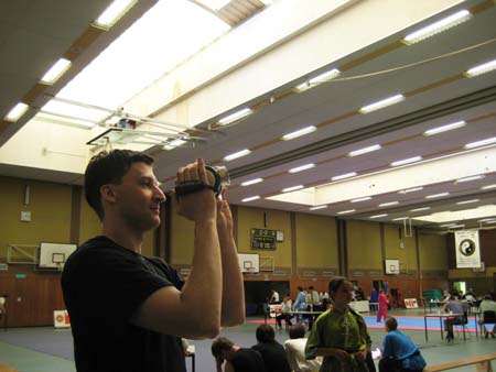 0.4.8 Manuel mit einer seiner High Tech Kameras