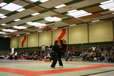 0.2.0 Marcel den Dennis hier will treten, auf der Straße müßte er jetzt Beten