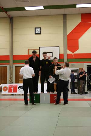 0.2.5 Siegerehrung sonstige Kung Fu Stile. Alexander Platz1 und Manuel Platz 2. Yeah! Glückwunsch an alle