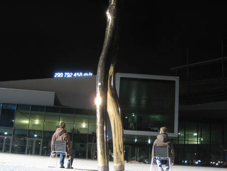 0.2.0 Hier ist der Haupteingang zur Bühne. Links Manuel und rechts Alex.