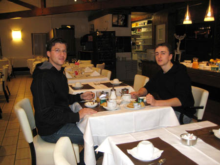 0.2.9 Frühstücken vor dem Ski fahren. Natürlich gesund, mit Müsli un Säften