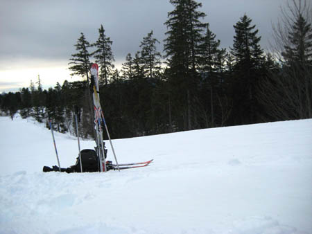0.4.1 Ein Teil unserer Ski Ausrüstung als unser Stilleben