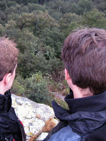 0.4.7 Ganz nah am Abgrund. Die Baumkronen lassen erahnen, wie weit es darunter noch nach unten geht