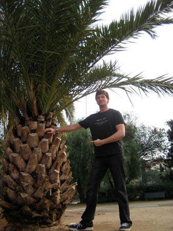 0.6.8 Manuel an einer Palme... Man achte auf das herrliche Wetter... Die -10° am Schloß Neuschwanstein sind hier vergessen