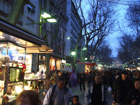 0.8.2 La Ramblas. Hier wird ALLES auf der Strasse verkauft. Schildkröten, Vögel, etc.