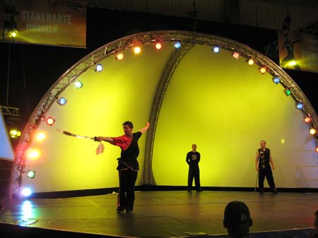 0.4 Auf der großen Showbühne die befreundeten Kampfsportler David und Normen Török. Stichwort Wushu Friendship Weekend...