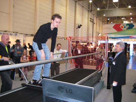 1.0 Alex beim Gerätecheck. Hier kann man Skifahren mit Simulator (Beamer)