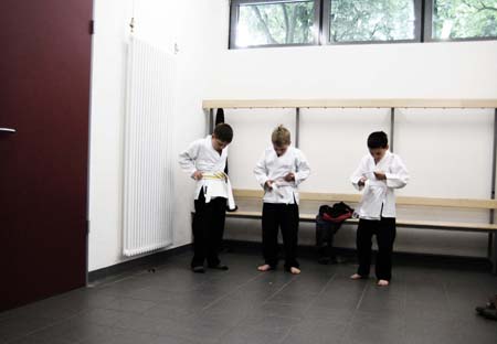 0.0.1 Die ersten Prüflinge ziehen sich um