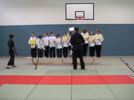 0.0.2 Bereit machen zum Gruppenbild... Links die Christina und vorne der Manuel