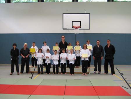0.0.3 Shaolin Kempo Gruppe I und II nach erfolgreich bestandener Prüfung (mit Prüfern & Beisitzern). Glückwunsch an alle