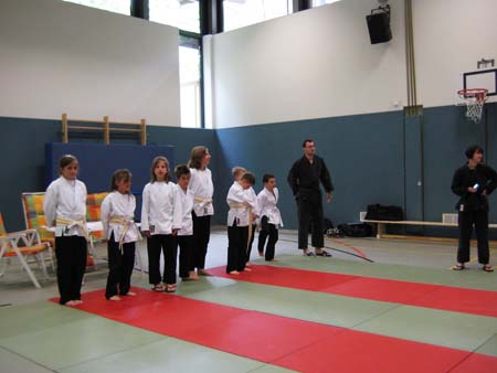 0.0.5 Hier stellen sich ein paar der Rheinberger Kids mit Marcel und Alex auf... Die haben eine kleine Überraschung für Manuel geplant...