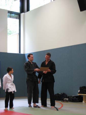 0.0.6 ...Damit hat Manuel nicht gerechnet. Marcel verleiht Manuel den 10. Dan in der Kampfsportart ,ich bin stärker als du,!