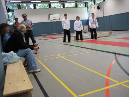 0.1.3 Shaolin Kempo Gruppe III... Dank der sehr guten Prüfungsdurchführungstaktiken mußten die einzelnen Prüflinge nicht lange warten