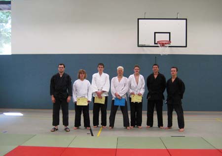 0.1.4 Auch diese Gruppe hat erfolgreich bestanden. Glückwunsch. Gruppenbild mit Prüfern und Beisitzern