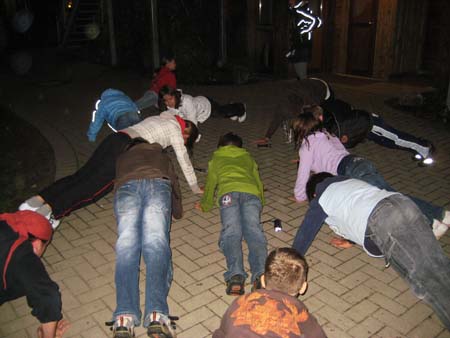 0.0.4 Ähnlich woie in einem Boot Camp mussten die Kids sich dabei sportlich betätigen...