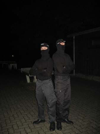 0.0.5 ...Was die Kinder nicht wussten, Manuel & Alex warteten getarnt auf der Wegstrecke und hatten mehrfach die Truppe aus dem Nichts erschreckt