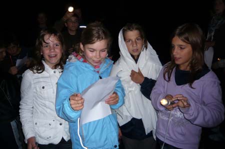 0.0.9 Ein paar der Kids auf Spurensuche... Unterwegs mussten Sie Aufgaben lösen, dabei wurden sie immer wieder von Manuel & Alex erschreckt