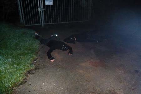 0.1.1 Hier liegen die beiden auf dem Boden. Die Kids mussten an Ihnen vorbei und wussten, irgendwann stehen sie auf