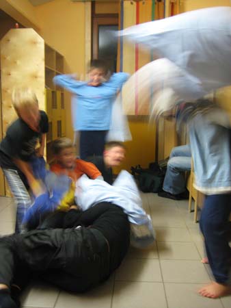 0.1.6 Bevor es ins Bett geht, verprügeln Marcel, Alex und Manuel die Kinder in einer ordentlichen fast 2 Stündigen Kissenschlacht