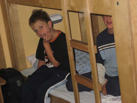 0.1.8 Wir fangen natürlich in unserem eigenen Zimmer an... Um 7 Uhr sind wir in die Häuser gestürmt und haben alle geweckt... Achtet auf die Gesichter...hihi